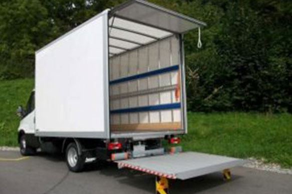 Umzug mit LKW mit Ladeboardwand